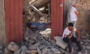 11/9/23 Dos vecinos de la localidad de Tafeghaghte, a 60 kilómetros al sur de Marrakesh, frente a una vivienda derrumbada.