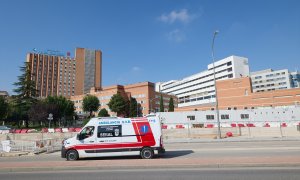 Una ambulancia pasa por el Hospital 12 de octubre, a 8 de septiembre de 2023, en Madrid.
