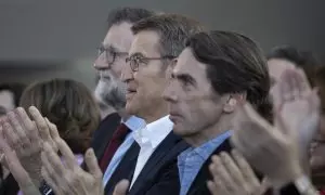 15/09/23-Mariano Rajoy, Alberto Núñez Feijóo y José María Aznar aplauden durante la clausura de un evento en febrero de 2023.