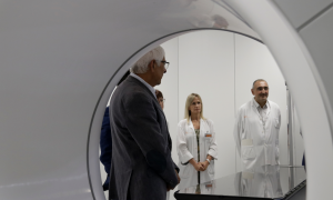 6-10-2023 El conseller de Salut, Manel Balcells, visitant les noves instal·lacions de radioteràpia de l'ICO