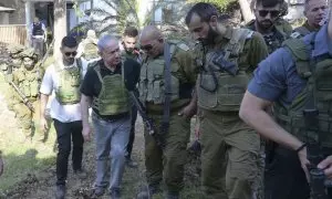El primer ministro de Israel, Benjamín Netanyahu (2i), visita este sábado, la Franja de Gaza.