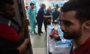 Una niña palestina herida en un bombardeo israelí, en el hospital de Khan Younis, en el sur de Gaza.