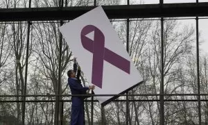 Imagen de archivo de la colocación de un lazo violeta en un edifico, símbolo del Día contra la Violencia de Género.