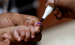 20/10/2023 - Después de recibir gotas de vacuna contra la polio, se marca el dedo de un niño durante una campaña contra la polio en Karachi, Pakistán, el 20 de julio de 2020.