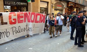 Acció de protesta a l'hotel Cortés de Barcelona per denunciar el "genocidi" contra Gaza.