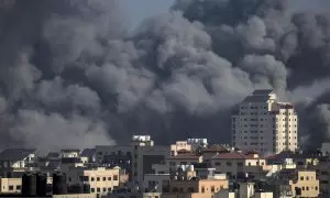 El humo sale de los edificios tras un nuevo bombardeo de Israel a Gaza, a 22 de octubre de 2023.