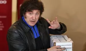 El candidato ultraderechista Javier Milei vota en Buenos Aires.