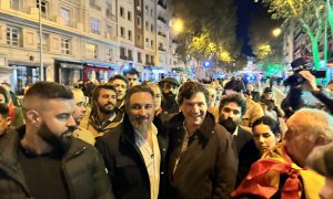 El líder de Vox, Santiago Abascal (izq.) junto a Tucker Carlson en las protestas de la calle Ferraz el 13 de noviembre de 2023.-  TWITTER