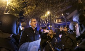 El concejal y portavoz de Vox en el Ayuntamiento de Madrid Javier Ortega Smith se encara con los policías durante las protestas.- EFE/Lluis Lozano