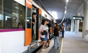 Un tren de Rodalies a l'estació de Sant Andreu Comtal.  / Albert Hernández - ACN