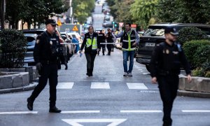 Agentes de Policía Nacional y Municipal en la zona donde se disparó al exlíder del Partido Popular de Cataluña y cofundador de Vox, Alejo Vidal-Quadras, a 9 de noviembre de 2023, en Madrid.