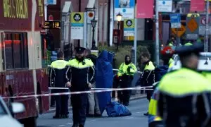 Agentes de la Policía trabajan cerca del lugar de un presunto apuñalamiento en Dublín, a 23 de noviembre de 2023.