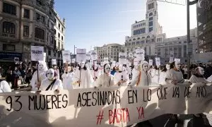 Decenas de personas llevan carteles con nombres de mujeres asesinadas por violencia machista durante una manifestación, a 25 de noviembre de 2023, en Madrid.