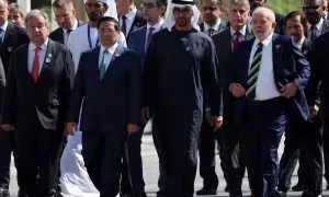El jeque Mohamed bin Zayed Al Nahyan (Emiratos Árabes Unidos) junto a Antonio Guterres (ONU) y  Luiz Inacio Lula da Silva (Brasil) caminando hacia el palacio de congresos donde se celebra la Cumbre del Clima de Dubái este 1 de diciembre de 2023.