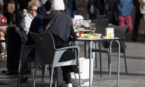 05/12/2023 - Varias personas en la terraza de una bar, a 4 de diciembre de 2023, en Madrid (España).