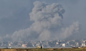 Humo provocado por los bombardeos israelís en la Franja de Gaza, a 6 de diciembre de 2023.