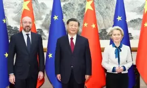El presidente chino, Xi Jinping (C), la presidenta de la Comisión Europea, Ursula von der Leyen (D) y el presidente del Consejo Europeo, Charles Michel (I)