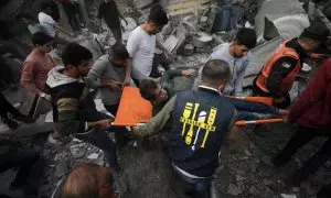 Varias personas trasladan a un herido tras un ataque israelí en Deir Al Balah, en el dentro de la Franja de Gaza, a 8 de diciembre de 2023.