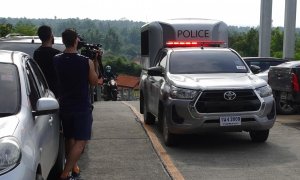 Un vehículo de transporte de prisioneros tailandés lleva a Daniel Sancho a una audiencia sobre su juicio, en la isla de Koh Samui, Tailandia, el 12 de diciembre de 2023.