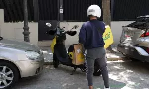 Un repartidor lleva comida al domicilio. E.P./José Ramón Hernando