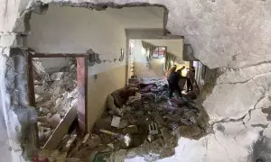 Varias personas buscan heridos entre los escombros de una casa atacada por el Ejército israelí.