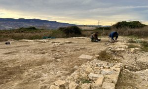 Dos arqueòlegs excavant a l'Hort del Cavaller d'Isona el que seria una casa romana
