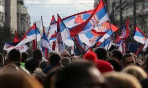 Decenas de ciudadanos ondean banderas serbias durante una protesta contra el supuesto fraude electoral, en Belgrado, a 30/12/2023