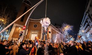 02/01/24 - Decenas de personas celebran la entrada del año nuevo en la calle Ferraz, a 1 de enero de 2024, en Madrid (España).