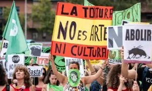 Decenas de personas se manifiestan por la prohibición de la tauromaquia, en Madrid, a 16 de septiembre de 2023.