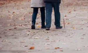 Dos personas ancianas caminando por un parque, a 29 de noviembre de 2023, en Madrid.