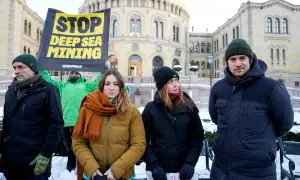 El miembro del Parlamento noruego Arild Hermstad y los activistas climáticos asisten a una manifestación contra la minería de los fondos marinos frente al edificio del Parlamento noruego en Oslo.