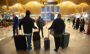 Varias personas en la Terminal 4 del aeropuerto Adolfo Suárez Madrid-Barajas. E.P./Eduardo Parra