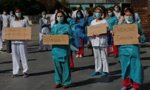 Un grupo de enfermeras se manifiesta en el exterior del hospital La Paz en Madrid.