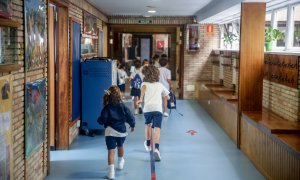 Varios niños en el hall del colegio Virgen de Europa durante el primer día de clase del curso 2021-22, a 6 de septiembre de 2021, en Boadilla del Monte, Madrid (España).