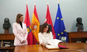 La presidenta de la Comunidad de Madrid, Isabel Díaz Ayuso (d.) junto a la alcaldesa de Alcalá de Henares, Judith Piquet, en el Consistorio de la localidad este miércoles.