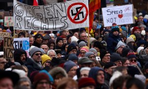 Miles de personas se manifiestan contra el partido ultraderechista alemán AfD y exigen la protección de la democracia en Frankfurt.