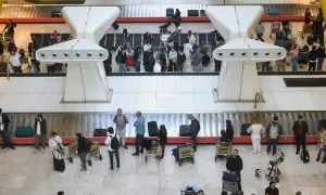 Pasajeros recogen sus maletas en el aeropuerto Adolfo Suárez Madrid-Barajas, a 8 de enero de 2024.