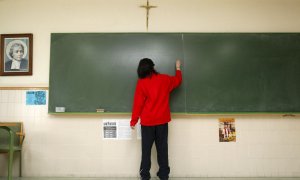 Un crucifijo en una escuela en Burgos. Una imagen de archivo.