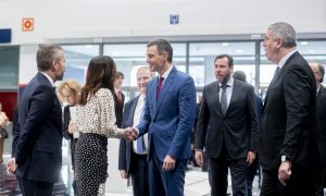 El presidente del Gobierno, Pedro Sánchez (c), saluda a su llegada a la tercera jornada de la 44ª edición de la Feria Internacional de Turismo, Fitur 2024, en IFEMA Madrid