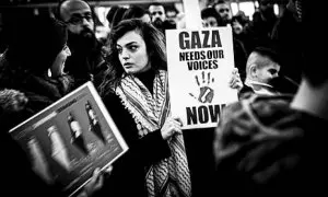 29/1/24 Una mujer sostiene una pancarta con el lema “Gaza necesita nuestra voz” durante una manifestación en Berlín a favor del pueblo palestino.