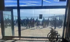 Decenas de solicitantes de asilo son identificados por agentes de Policía en dependencias del aeropuerto Adolfo Suárez Madrid-Barajas.