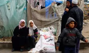 29/1/24 - Palestinos se reúnen para recibir bolsas de harina distribuidas por la UNRWA, en Rafah, a 29 de enero de 2024.