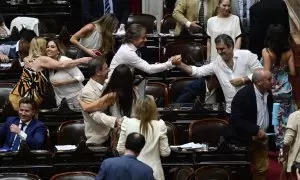 3/2/24 - Diputados argentinos se felicitan tras la aprobación en general de la ley ómnibus, impulsada por el Gobierno de Javier Milei, este viernes  en Buenos Aires.