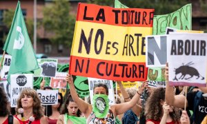 Decenas de personas participan, con pancartas, en una manifestación antitaurina, en las inmediaciones de la plaza de toros de las Ventas, a 16 de septiembre de 2023, en Madrid (España).