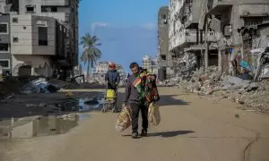 Dos ciudadanos palestinos caminan entre los escombros de Gaza, a 3 de febrero de 2024.