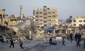 7/2/24 - Imagen que muestra la destrucción provocada en el campo de refugiados de Al Bureije tras los ataques militares israelíes en Gaza, a 7 de febrero de 2024.