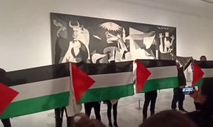 Un grupo de activistas denuncia, frente al Guernica, el genocidio en Gaza