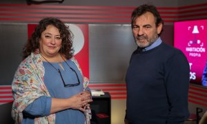 Oscar Camps y Virginia Pérez Alonso, en el plató de 'Público'