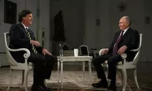 El presidente ruso, Vladimir Putin, habla durante la entrevista con el periodista estadounidense Tucker Carlson en el Kremlin de Moscú.