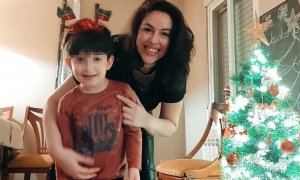 Myriam Bernal y su hijo, en su casa de Madrid, amenazada de desahucio por la compañía israelí Ronsho Teams.